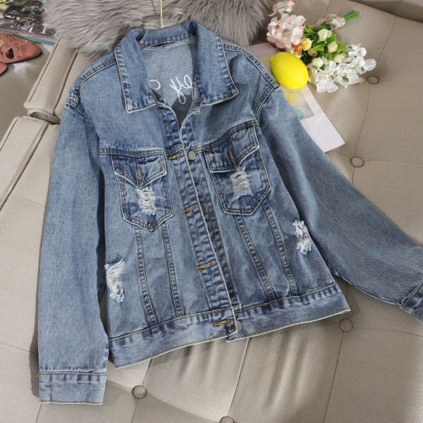 Női hosszú farmerdzseki hímzéssel és kék gombokkal