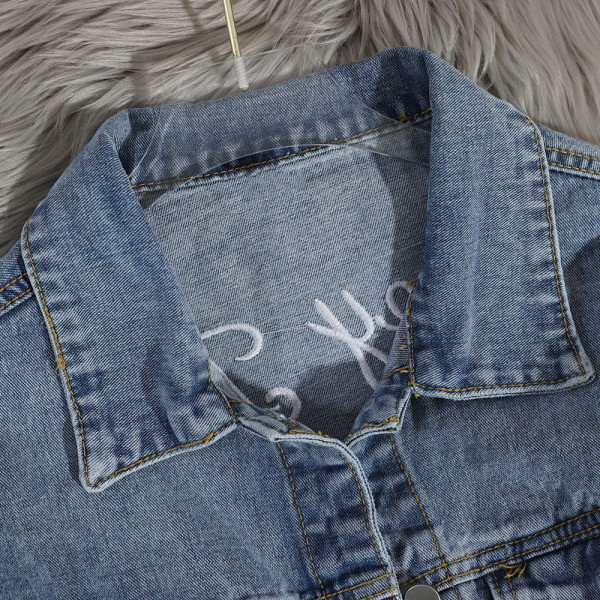 Női hosszú farmerdzseki hímzéssel és kék gombokkal