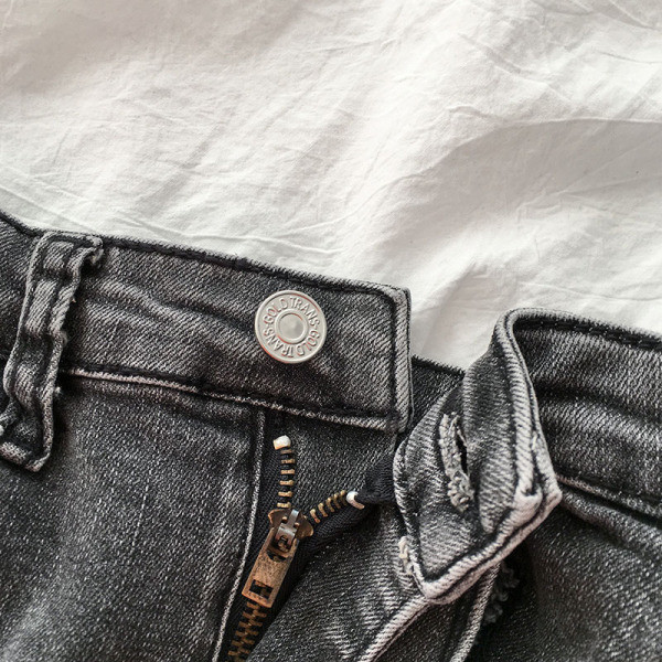 Női retro stílusú farmer fekete színben, magas derékkal és gombokkal