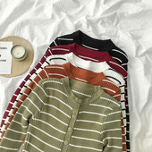 Bluză de damă cu dungi în cinci culori, cu nasturi și decolteu rotund