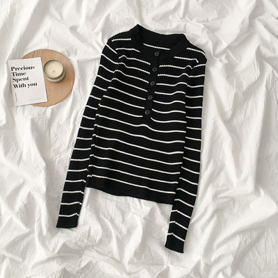 Bluză de damă cu dungi în cinci culori, cu nasturi și decolteu rotund