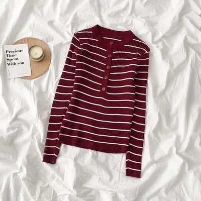 Bluză de damă cu dungi în cinci culori, cu nasturi și decolteu rotund