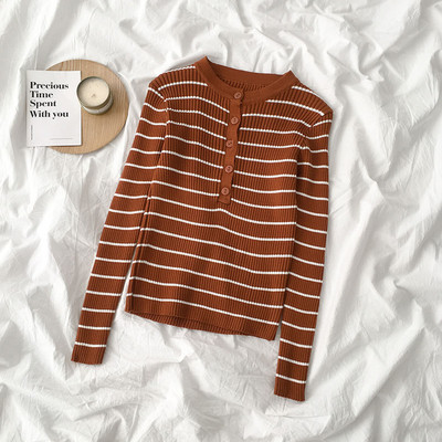 Bluză de damă cu dungi în cinci culori, cu nasturi și decolteu rotund