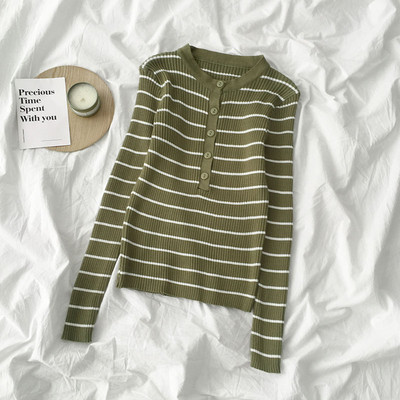 Bluză de damă cu dungi în cinci culori, cu nasturi și decolteu rotund