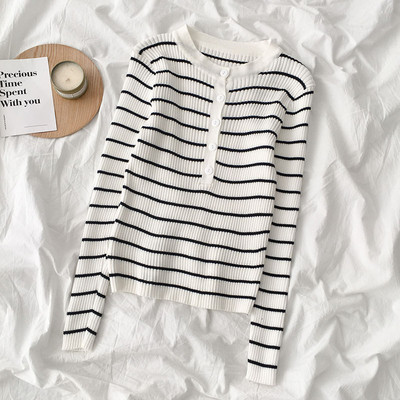 Bluză de damă cu dungi în cinci culori, cu nasturi și decolteu rotund