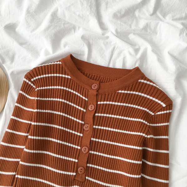 Bluză de damă cu dungi în cinci culori, cu nasturi și decolteu rotund