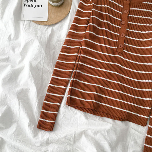 Bluză de damă cu dungi în cinci culori, cu nasturi și decolteu rotund