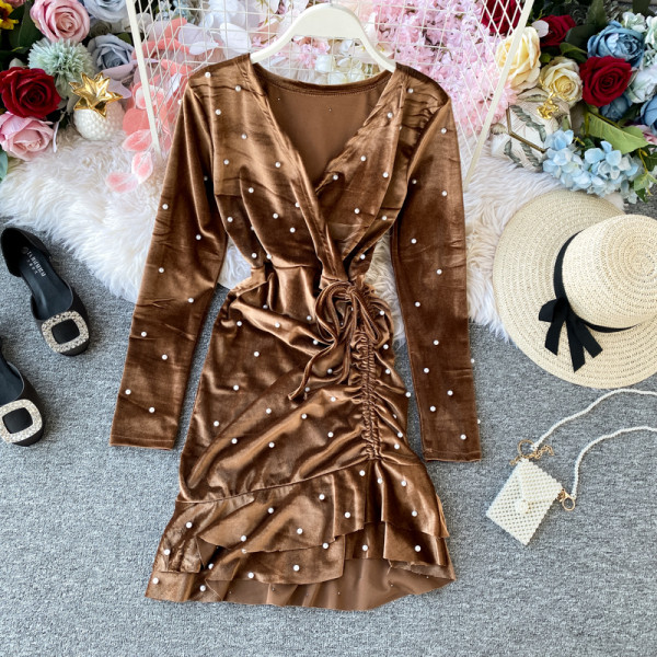 Stílusos női ruha gyöngyökkel és spitz bársony nyakkivágással, öt színben