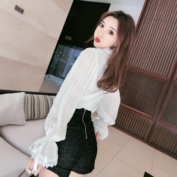 Női széles sifon blúz pólógallérral és ujjkötőkkel