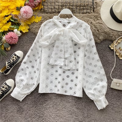 Modern női sifon ing gallérján piros, fehér és fekete szalaggal