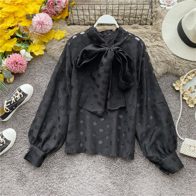 Modern női sifon ing gallérján piros, fehér és fekete szalaggal