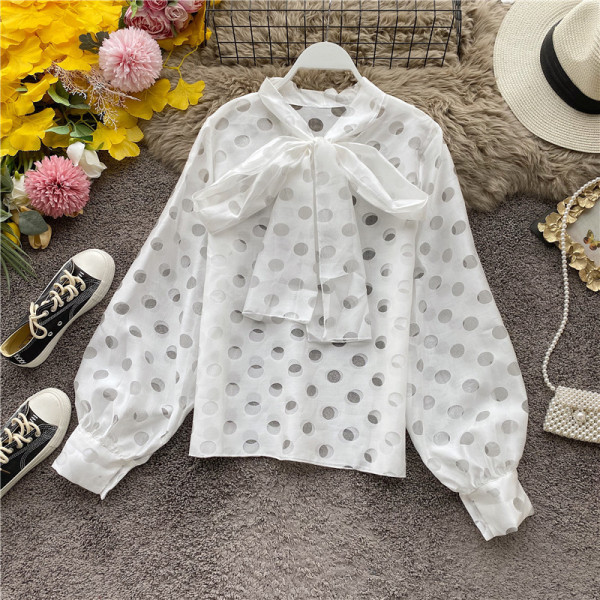 Modern női sifon ing gallérján piros, fehér és fekete szalaggal