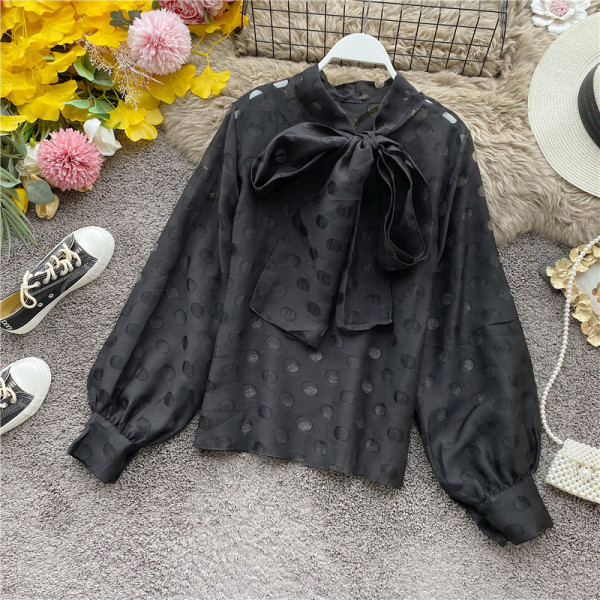 Modern női sifon ing gallérján piros, fehér és fekete szalaggal