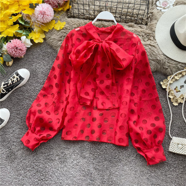 Modern női sifon ing gallérján piros, fehér és fekete szalaggal