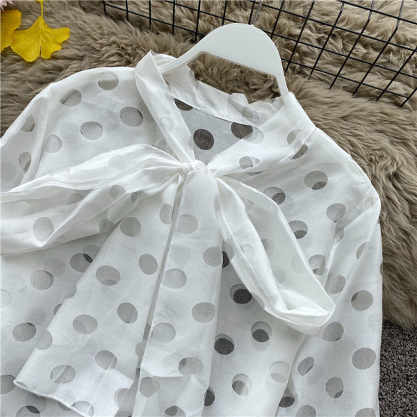 Modern női sifon ing gallérján piros, fehér és fekete szalaggal