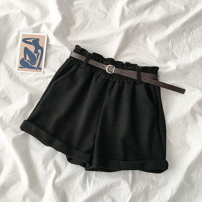 Къси дамски панталони в черен цвят с еластична талия и джобове
