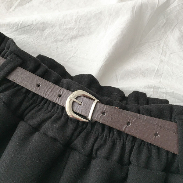 Fekete színű női rövidnadrág gumírozott derékkal és zsebekkel