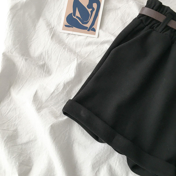 Fekete színű női rövidnadrág gumírozott derékkal és zsebekkel