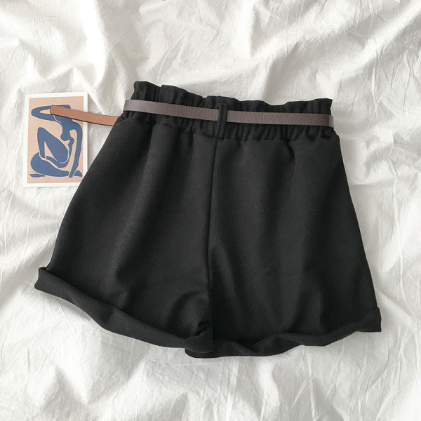 Fekete színű női rövidnadrág gumírozott derékkal és zsebekkel