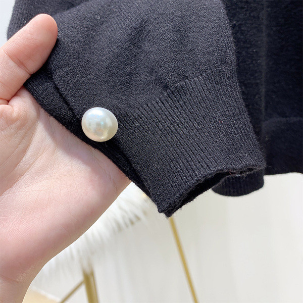 Modern női pulóver kerek nyakkivágással, fekete-fehér gyöngyökkel