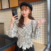 Rövid, aszimmetrikus kockás ing, derekán megkötővel, bézs, fehér és kék színben