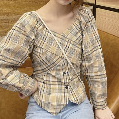 Rövid, aszimmetrikus kockás ing, derekán megkötővel, bézs, fehér és kék színben