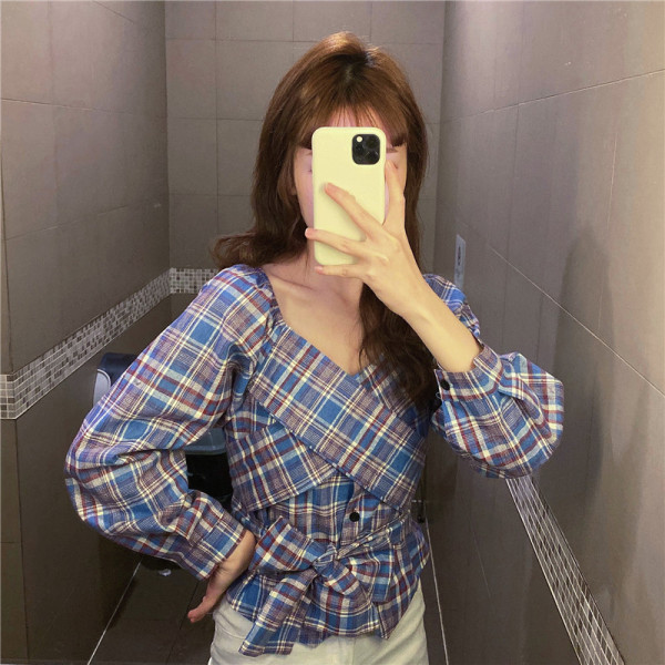 Rövid, aszimmetrikus kockás ing, derekán megkötővel, bézs, fehér és kék színben