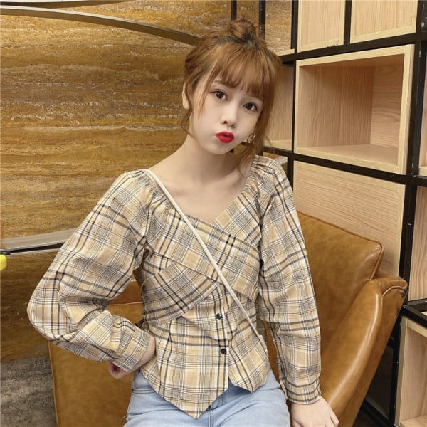 Rövid, aszimmetrikus kockás ing, derekán megkötővel, bézs, fehér és kék színben