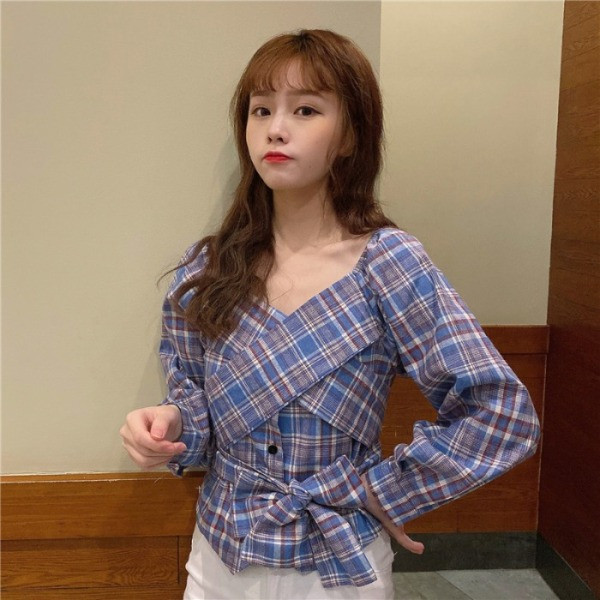 Rövid, aszimmetrikus kockás ing, derekán megkötővel, bézs, fehér és kék színben