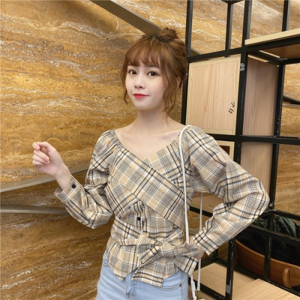 Rövid, aszimmetrikus kockás ing, derekán megkötővel, bézs, fehér és kék színben