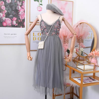 Új modell női ruha hímzéssel és tüllel - vékony pántokon szabott modell