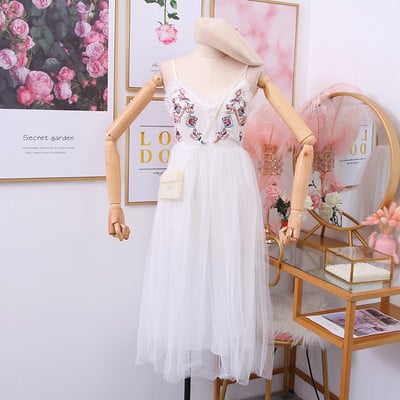 Új modell női ruha hímzéssel és tüllel - vékony pántokon szabott modell