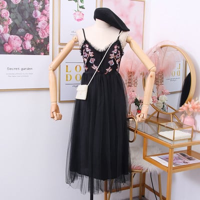 Új modell női ruha hímzéssel és tüllel - vékony pántokon szabott modell