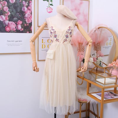 Új modell női ruha hímzéssel és tüllel - vékony pántokon szabott modell