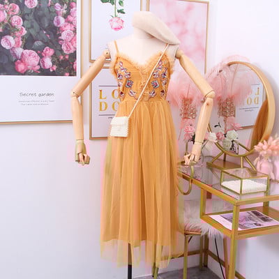 Új modell női ruha hímzéssel és tüllel - vékony pántokon szabott modell