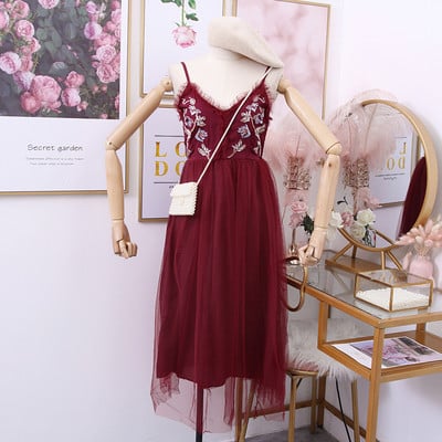 Új modell női ruha hímzéssel és tüllel - vékony pántokon szabott modell