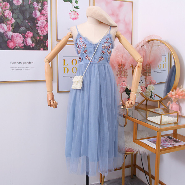 Új modell női ruha hímzéssel és tüllel - vékony pántokon szabott modell