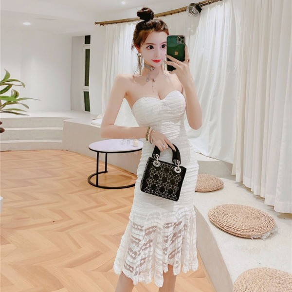 Rochie eleganta din dantela cu bucle albe de lungime medie