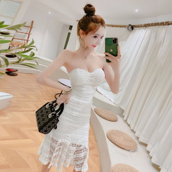 Rochie eleganta din dantela cu bucle albe de lungime medie