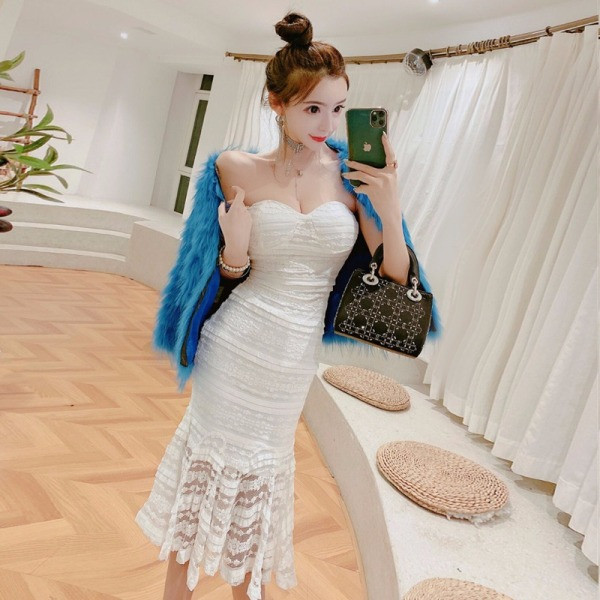 Rochie eleganta din dantela cu bucle albe de lungime medie