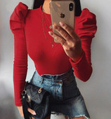 Corp de damă modern cu decolteu oval și mâneci bufante în negru, roșu și bej