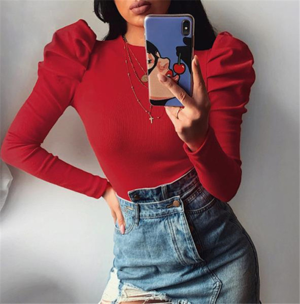 Corp de damă modern cu decolteu oval și mâneci bufante în negru, roșu și bej