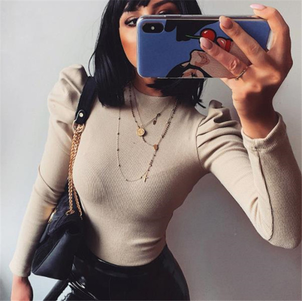 Corp de damă modern cu decolteu oval și mâneci bufante în negru, roșu și bej