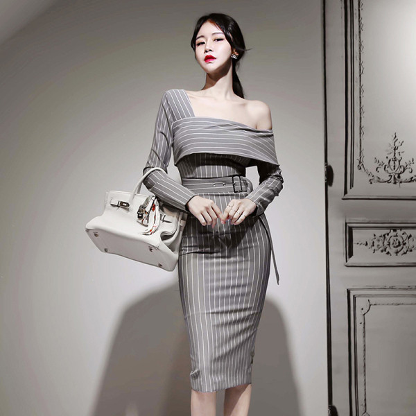 Csíkos női ruha övvel és csupasz váll szürke színben