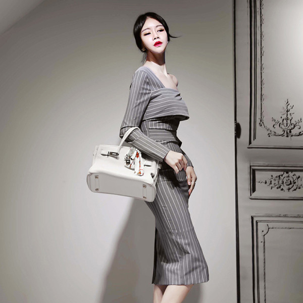 Csíkos női ruha övvel és csupasz váll szürke színben