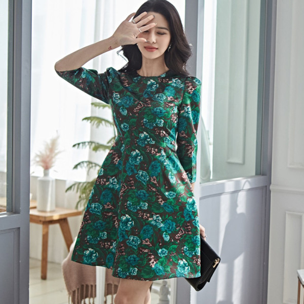 Rochie de dama model nou cu motive florale si maneci 3/4 de culoare verde