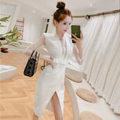 Elegáns női ruha mély V-nyakkal és tüll ujjakkal, fehér színben