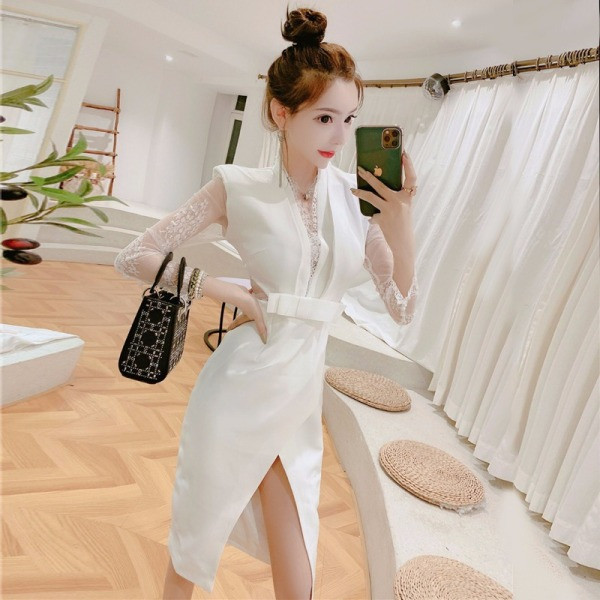 Elegáns női ruha mély V-nyakkal és tüll ujjakkal, fehér színben