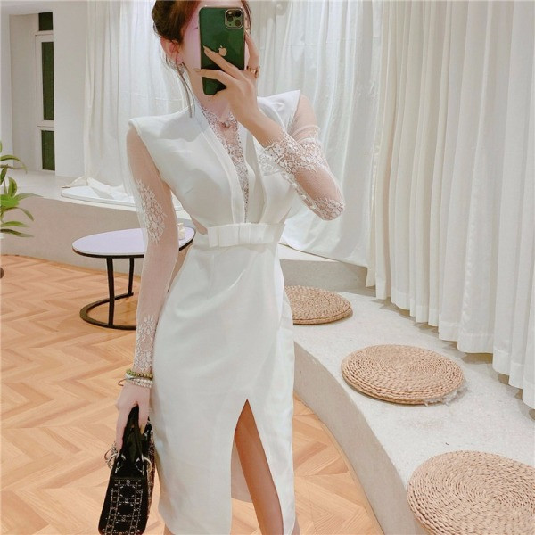 Elegáns női ruha mély V-nyakkal és tüll ujjakkal, fehér színben