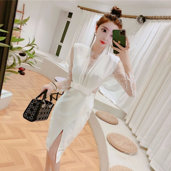 Elegáns női ruha mély V-nyakkal és tüll ujjakkal, fehér színben